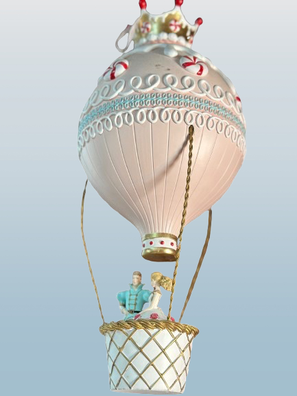 Balão com noivos decorado com doces, em cerâmica